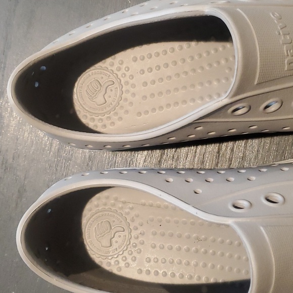 Native Jefferson slip ons Women's size 9, Men's Size 7 - Picture 4 of 5